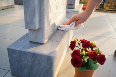 Bien choisir une urne cin&eacute;raire pour honorer la m&eacute;moire d'un proche