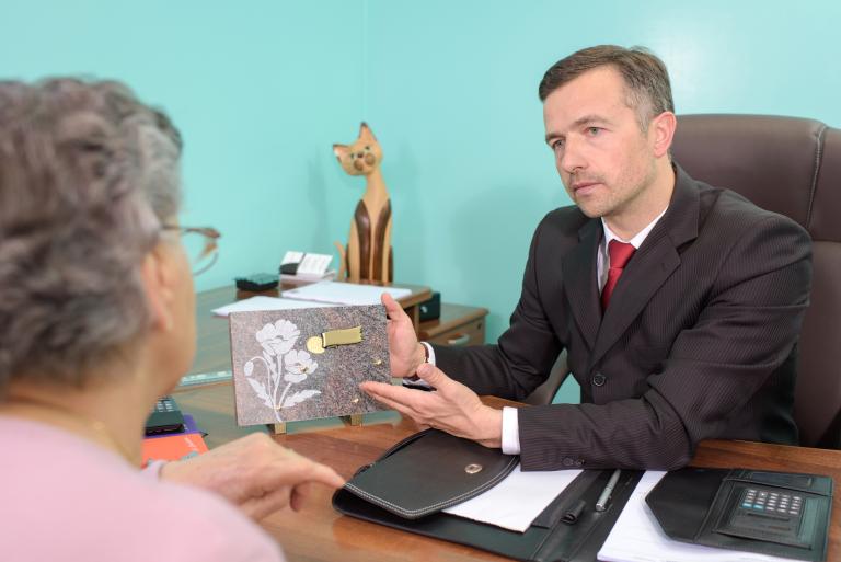 Les services funéraires essentiels pour accompagner votre deuil